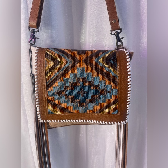 ✨CROSSOVER PURSE✨ - Picture 3 of 4